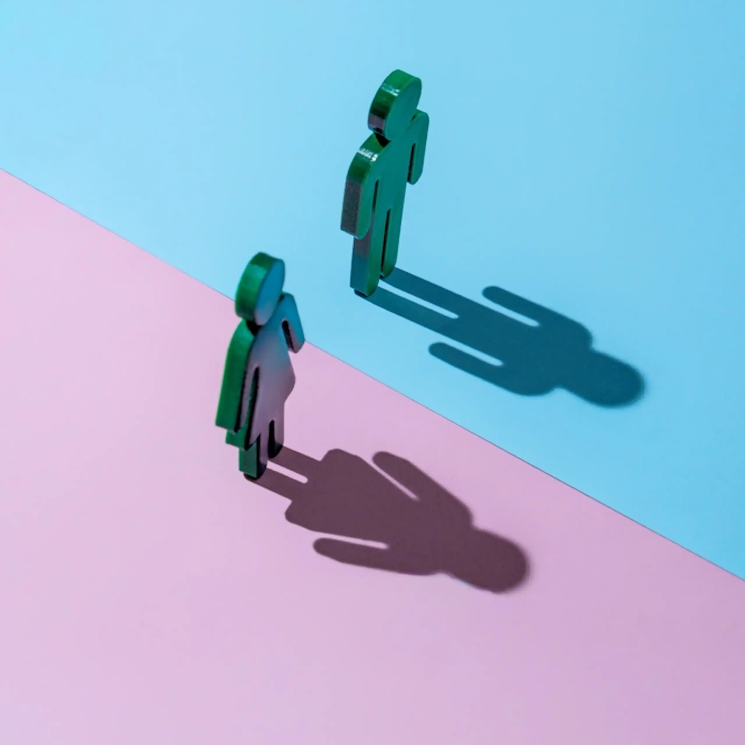 Figurines homme et femme en bleu et rose.