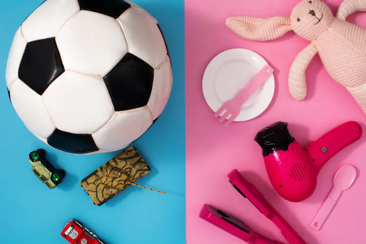 Un ballon, un lapin en peluche et d’autres jeux pour enfants classés selon des stéréotypes de genre