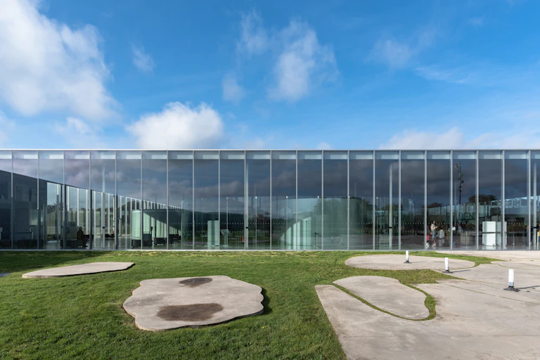 Entrée du bâtiment du Louvre-Lens.