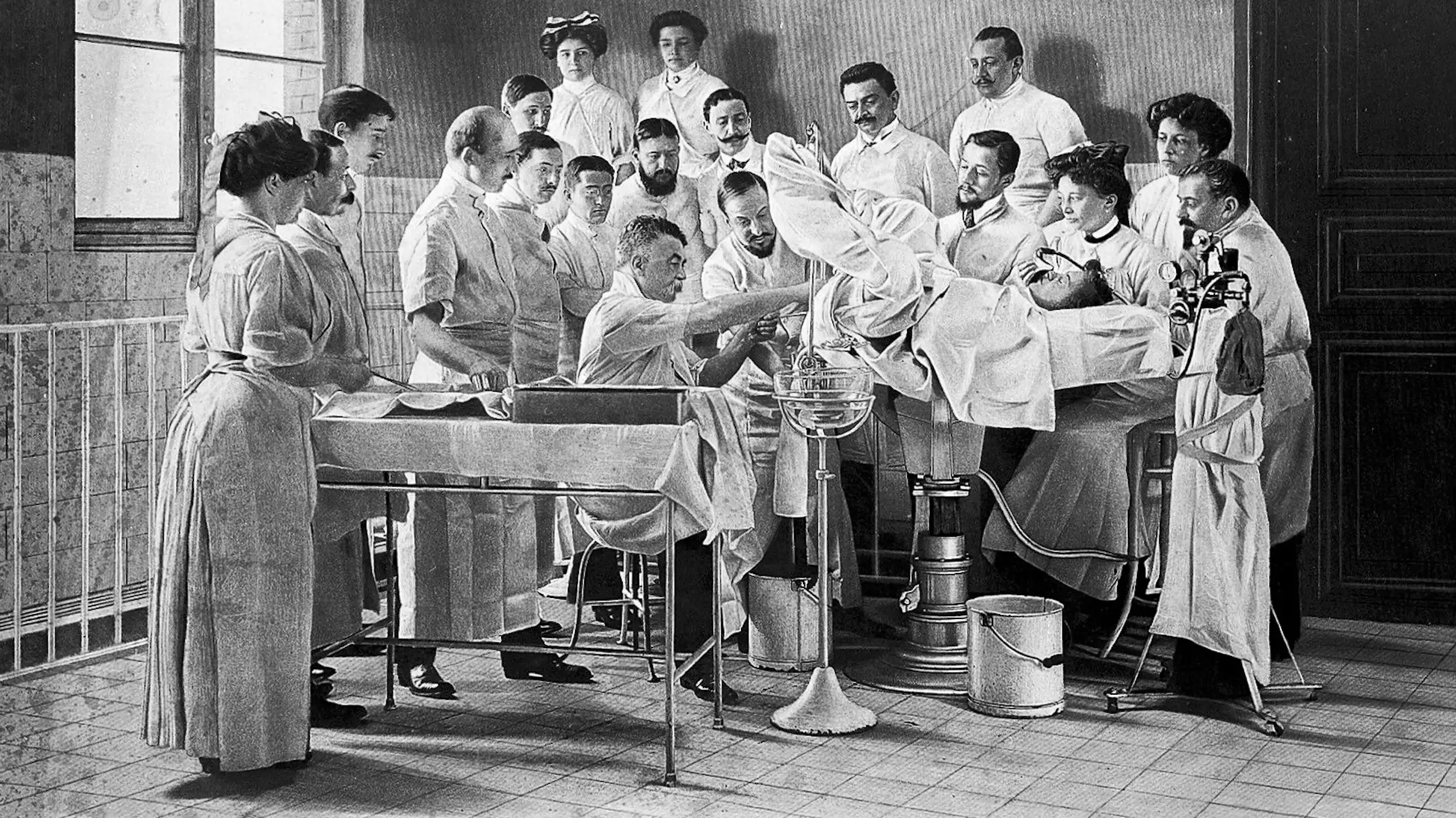 Opération d'hystérectomie vaginale pratiquée par Paul Segond à l'hôpital de la Salpêtrière, à Paris. Héliogravure.