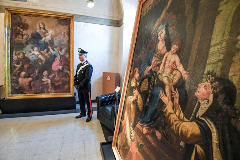 A polícia italiana anuncia a recuperação de 37 obras de arte roubadas em toda a Itália.