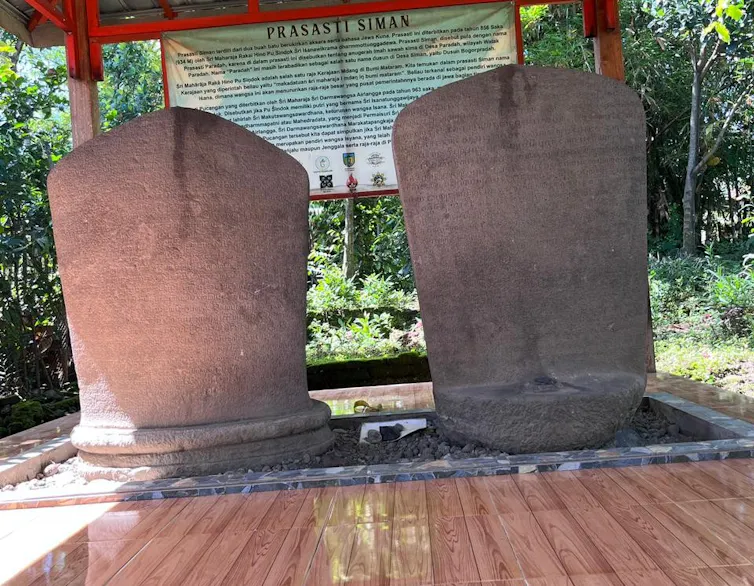 Gambar 2. Prasasti Siman yang ditulis dan diukir di atas permukaan sebuah batu.