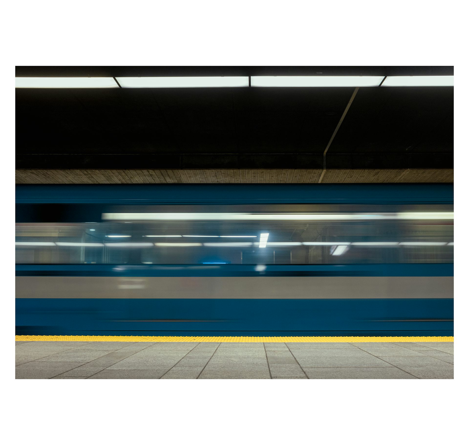 Une voiture du métro de Montréal circule