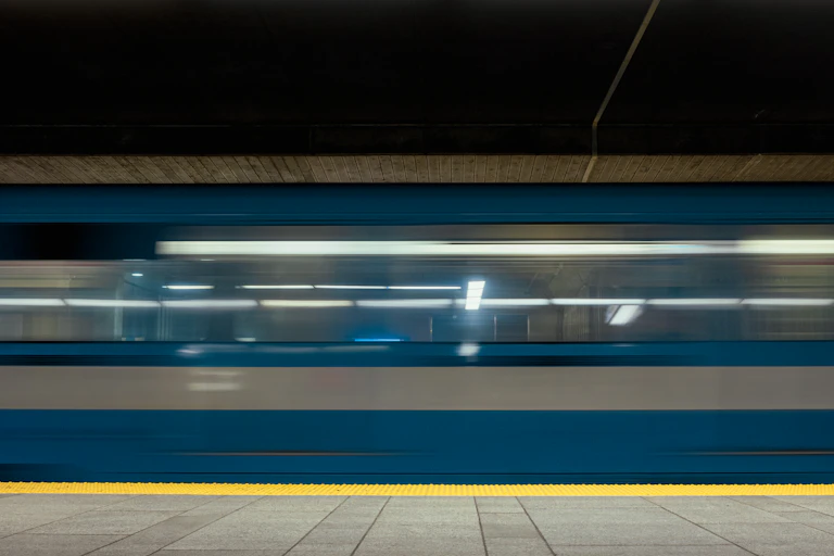 Une voiture du métro de Montréal circule