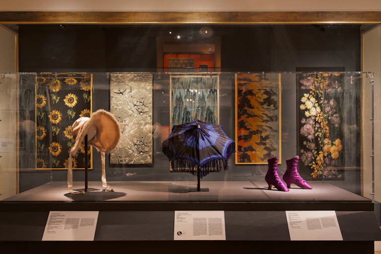 Vitrine exposant un chapeau, une ombrelle et des bottines de femme, du XIXe siècle.