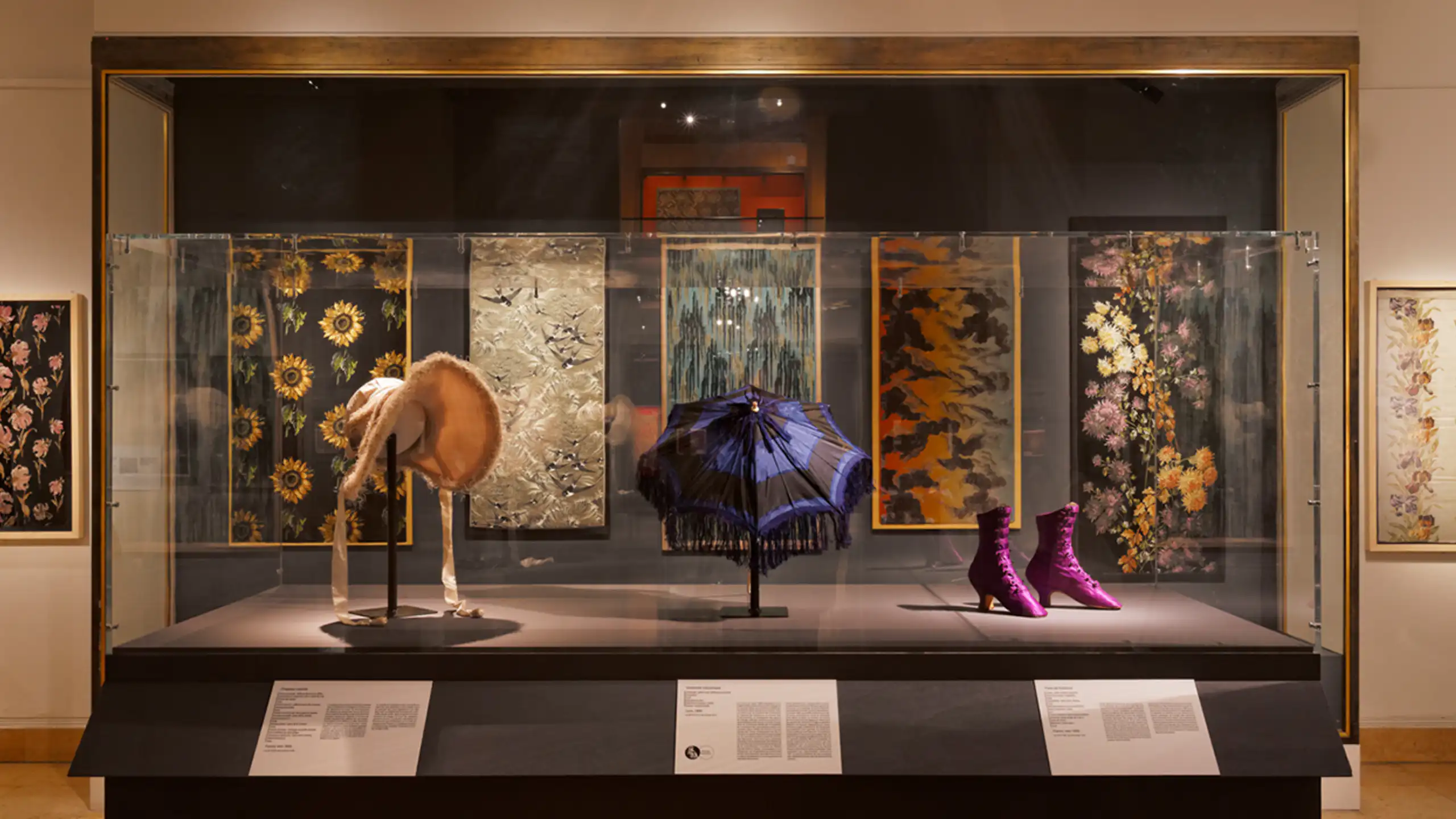 Vitrine exposant un chapeau, une ombrelle et des bottines de femme, du XIXe siècle.