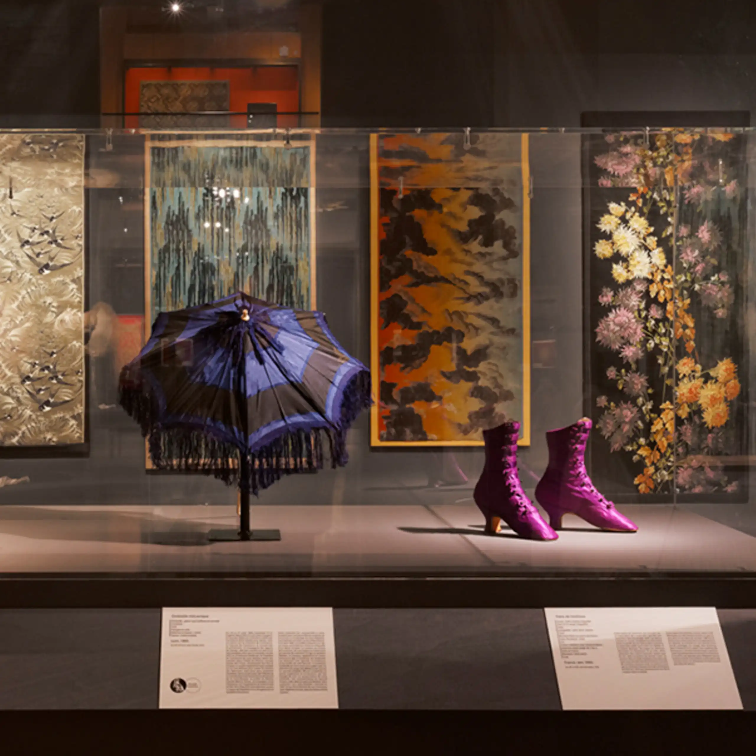 Vitrine exposant un chapeau, une ombrelle et des bottines de femme, du XIXe siècle.