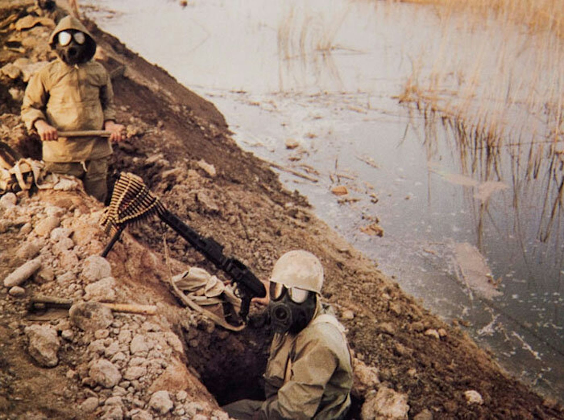 dos soldados con máscaras antigás y rifles