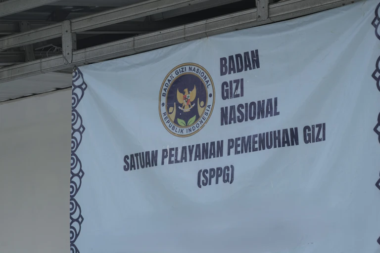 MBG gagal menyalurkan manfaat ke penerima. Keuntungannya lebih dinikmati elite politik dan pengelola.
