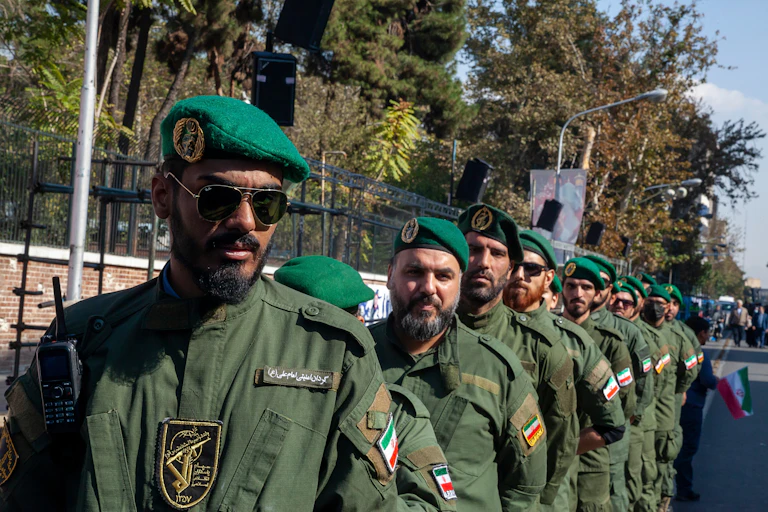 Una fila de soldados vestidos de verde