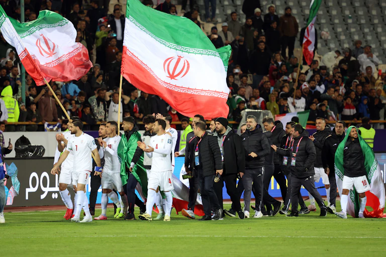 Para pemain dan staf timnas Iran merayakan keberhasilan mereka lolos ke putaran final Piala Dunia FIFA.