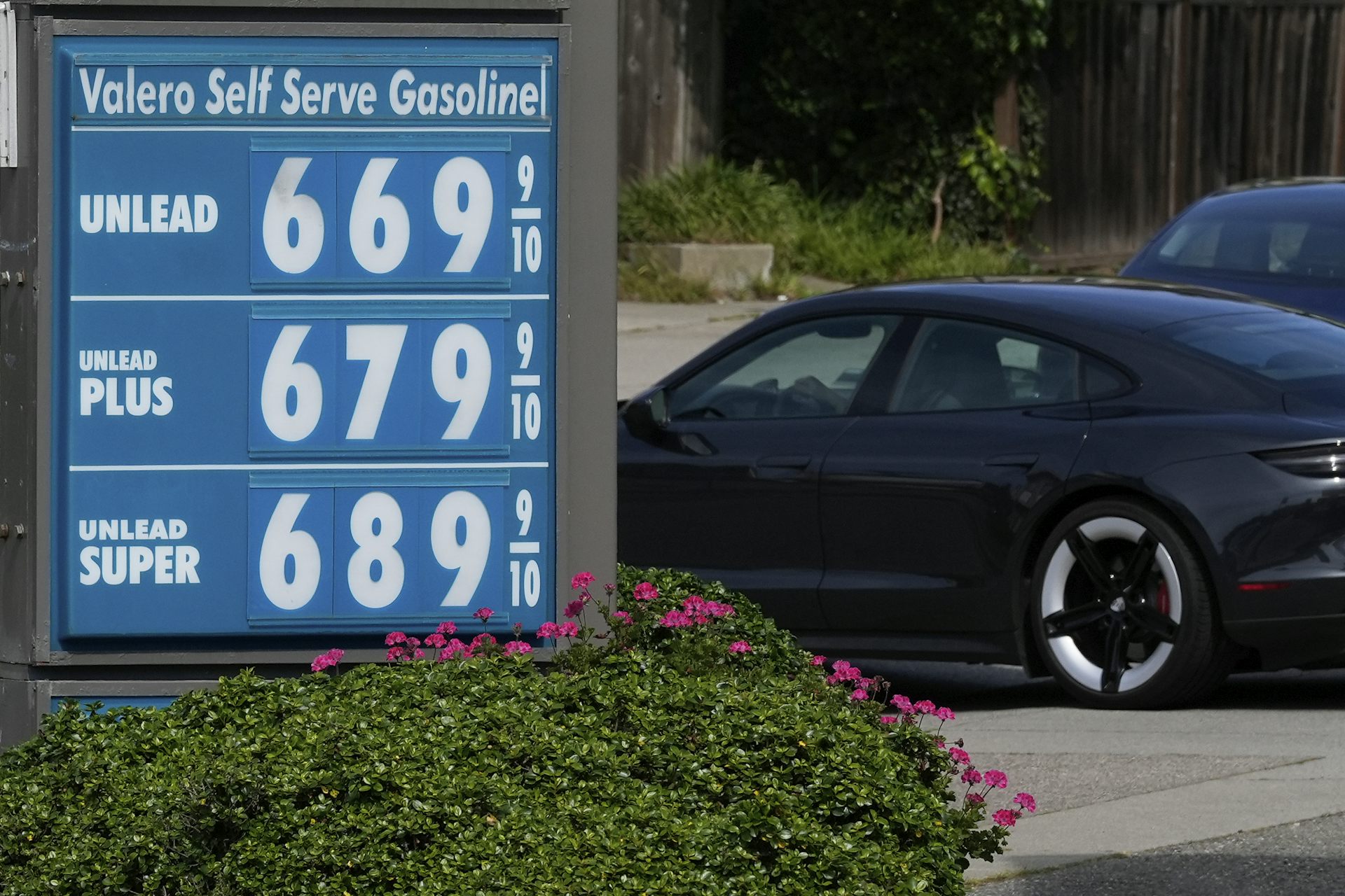 Un automóvil pasa por encima del precio de la gasolina.