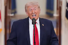 La tregua 'fuertemente negociada' de Trump con Irán revela una crisis más profunda en el pensamiento estratégico de Estados Unidos 2 Un hombre mayor y enorme con cabello rubio blanco y esponjoso hace una mueca mientras habla.