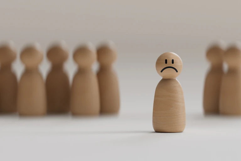 Una figura de madera aislada y con rasgos de pena