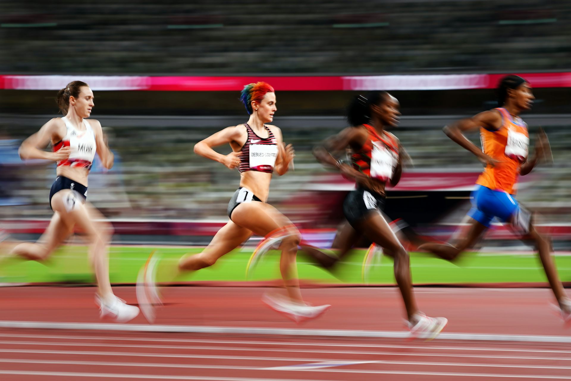 Cuatro velocistas corren por la pista