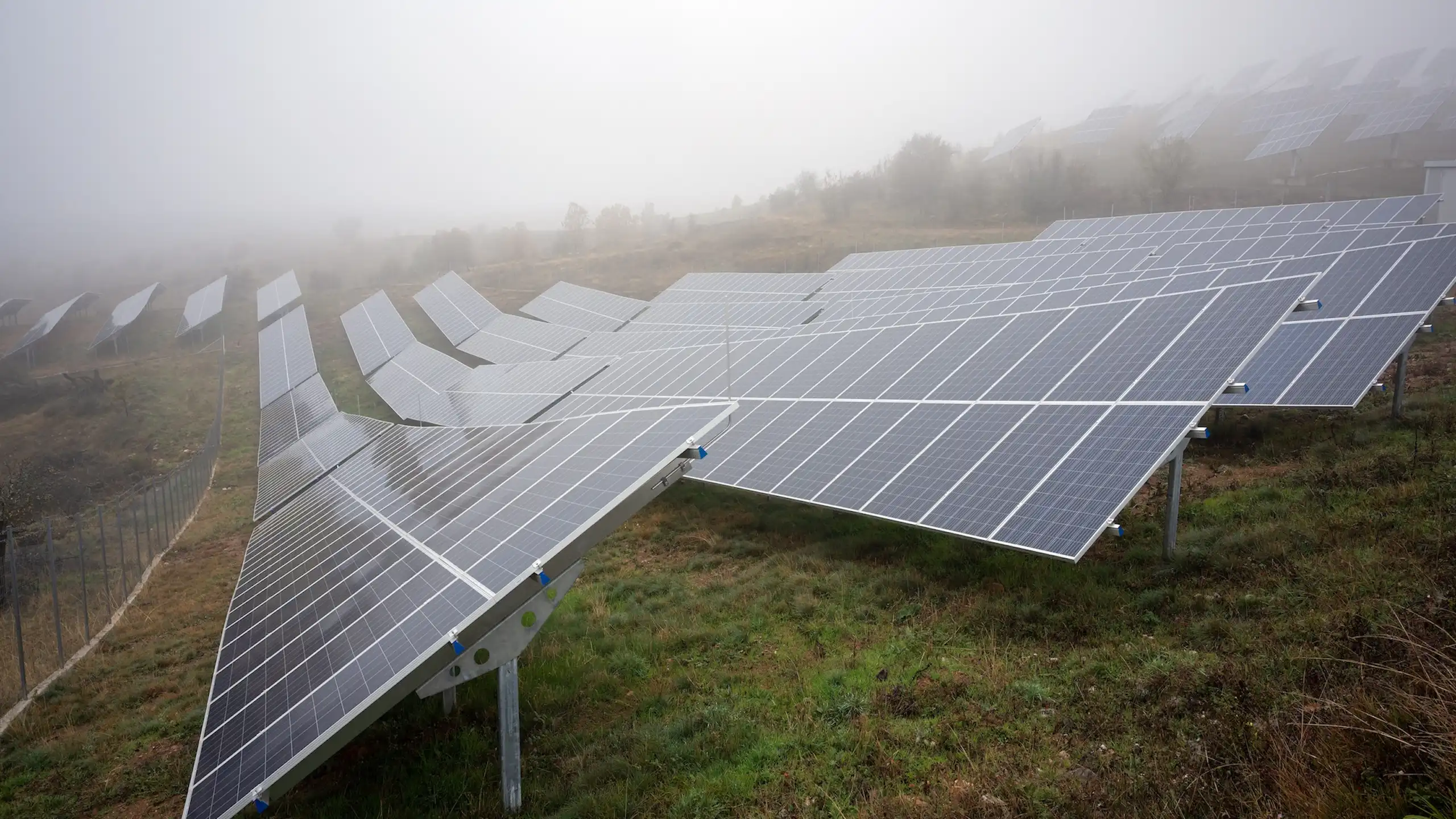 panneaux solaires dans le brouillard