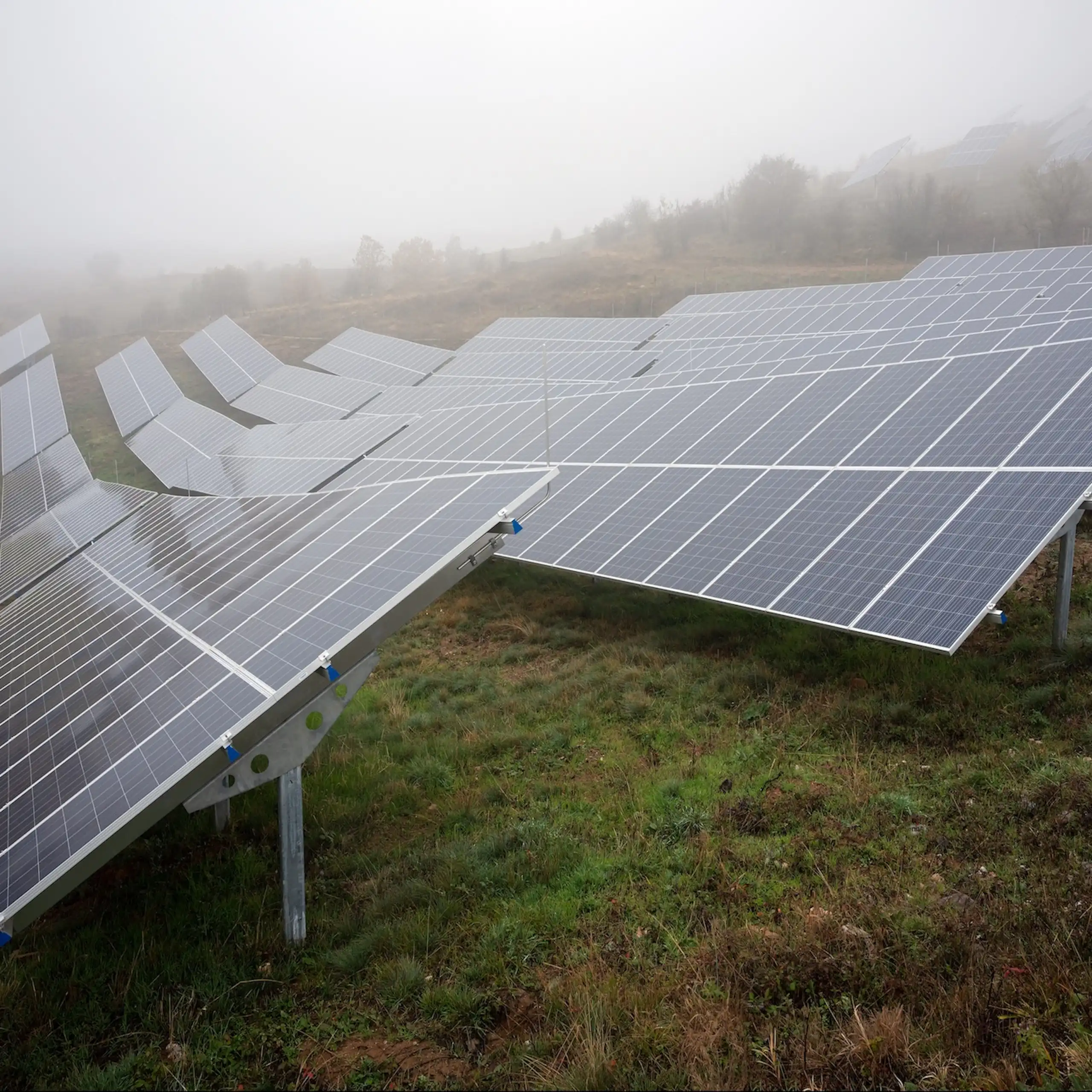 panneaux solaires dans le brouillard