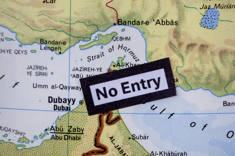 Carte du détroit frappée d'un tampon "entrée interdite".