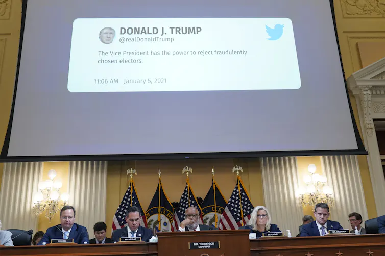 Un tweet de l’ancien président Donald Trump s’affiche sur un écran au-dessus des membres de la commission spéciale de la Chambre des représentants