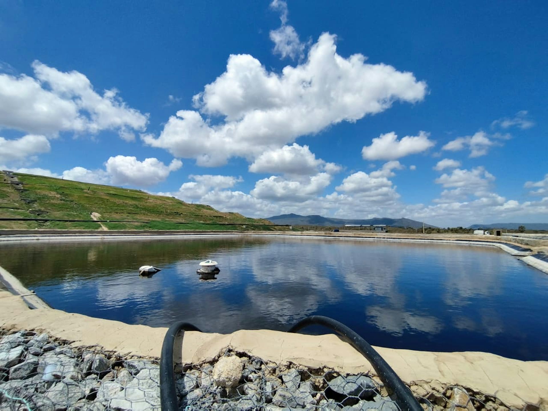 Foto mostra lagoa de chorume em aterro sanitário