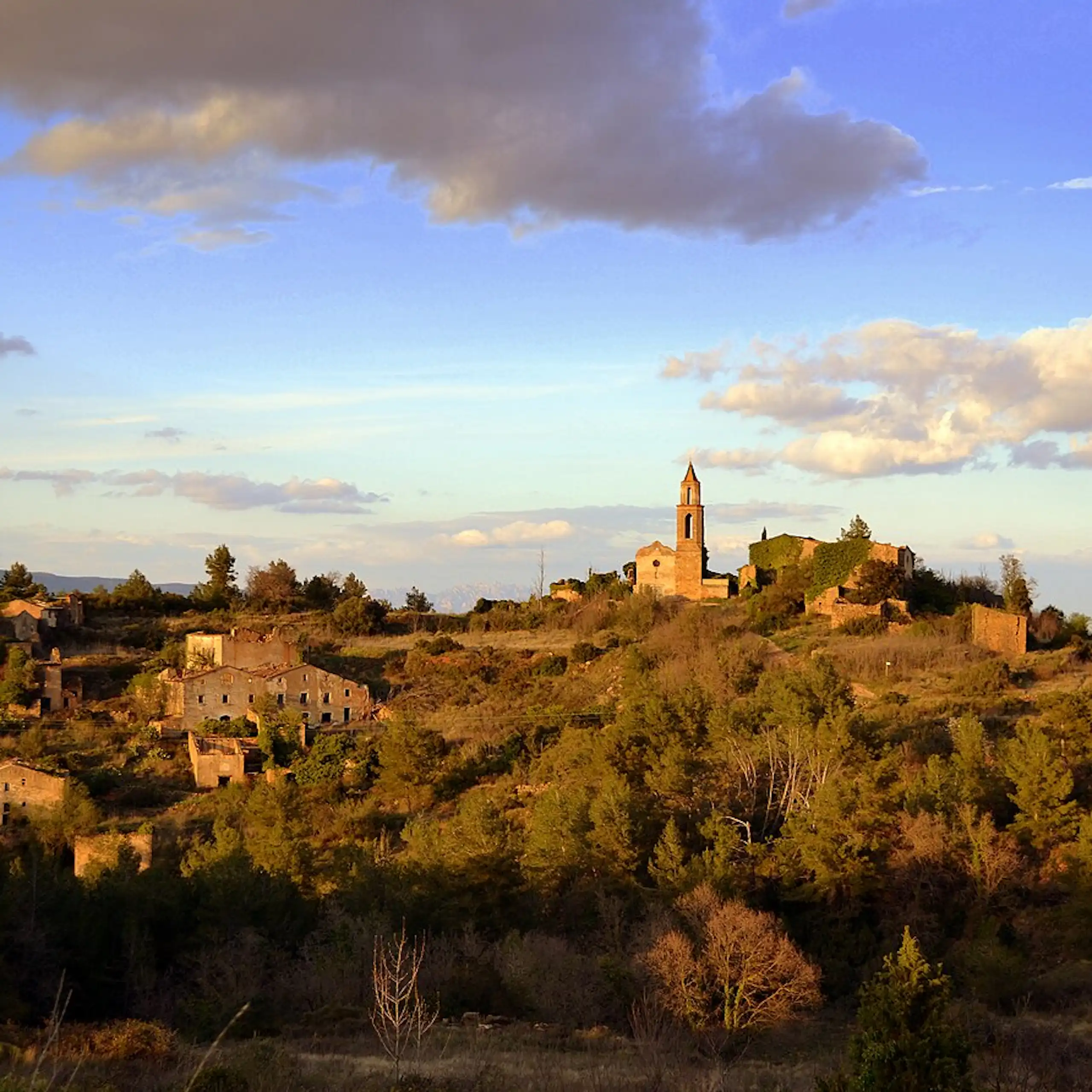 Cases de pedra en una muntanya.