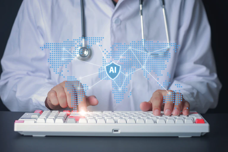 Médecin tapant sur le clavier avec l'hologramme lumineux de la carte montrant la connexion au réseau mondial IA.