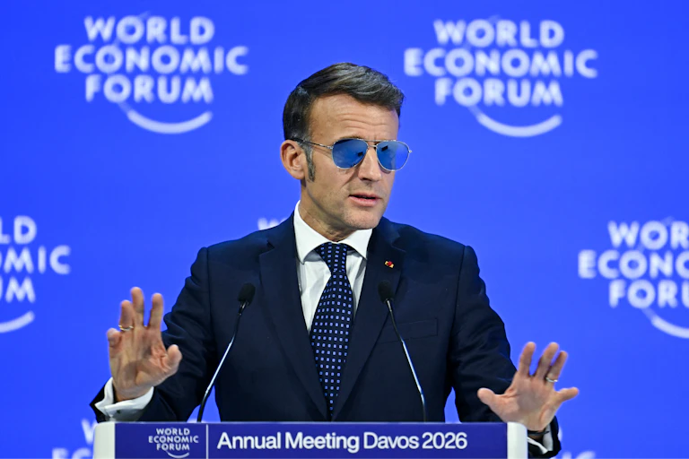 Le président français Emmanuel Macron gesticule pendant son discours prononcé lors de la réunion annuelle du Forum économique mondial (FEM) à Davos, le 20 janvier 2026. Le Forum économique mondial se tient à Davos du 19 au 23 janvier 2026.
