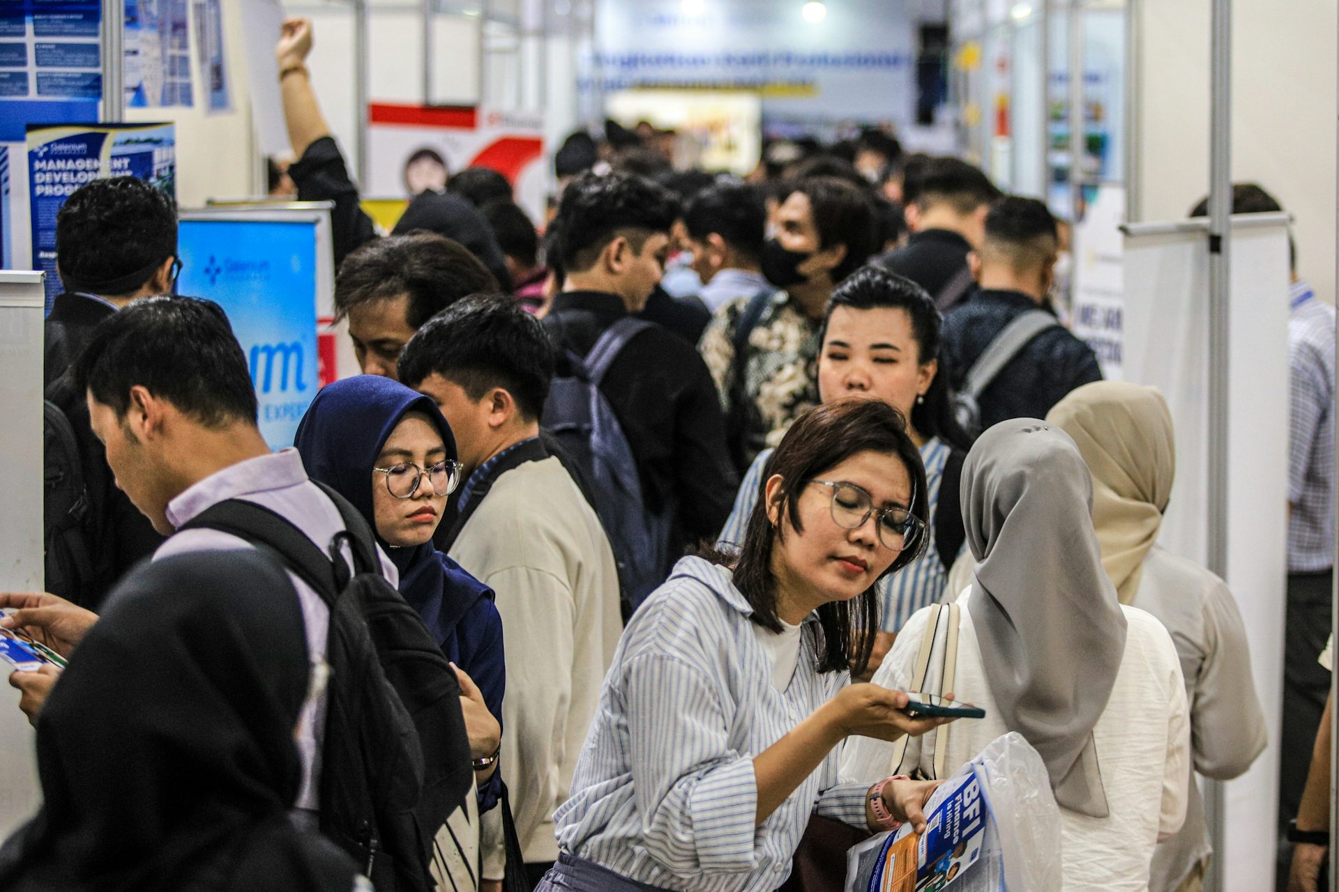 Lika-liku loker nasional: Gen z dinilai lembek, tapi enggan juga merekrut generasi senior