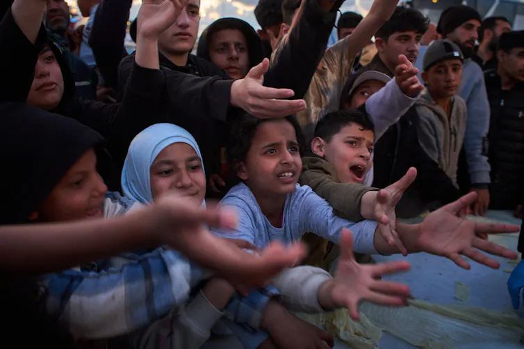Armas sobre el pueblo: el aumento del gasto militar está erosionando la calidad de vida en todo el mundo 2 Los niños que lloran buscan comida.