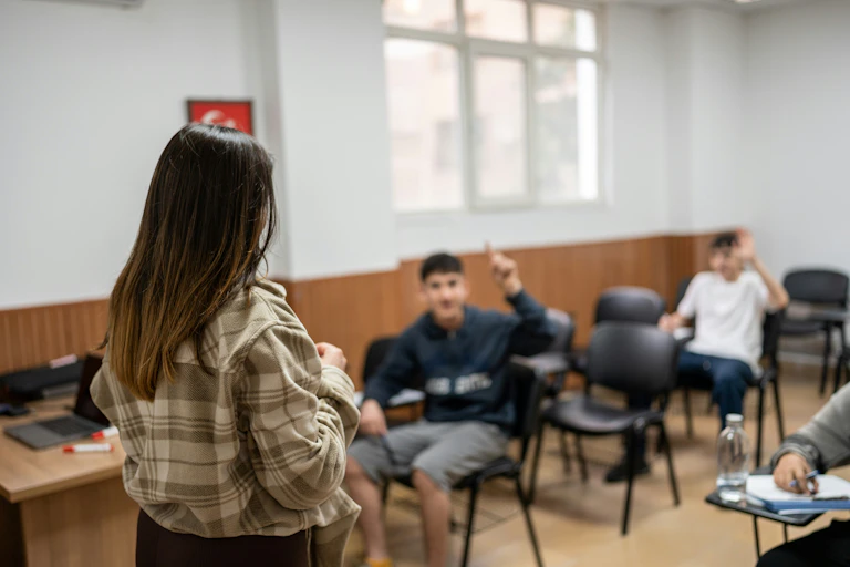 Une enseignante en classe