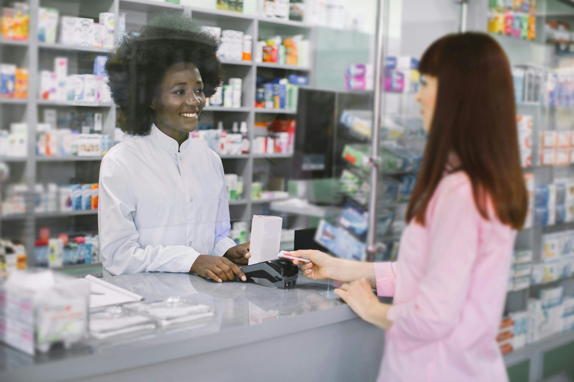Un farmacéutico está hablando con un cliente.