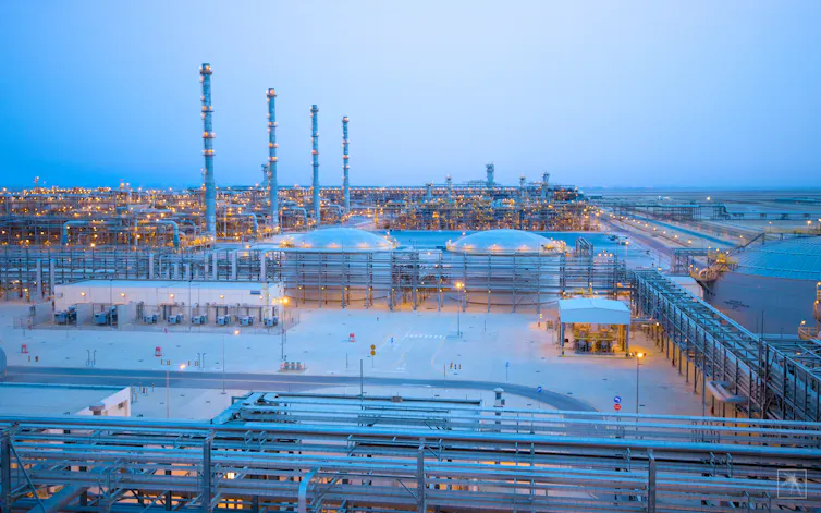 Canadá prohibirá los anuncios de combustibles fósiles antes del Mundial de 2026 2 una amplia planta industrial con chimeneas y tuberías
