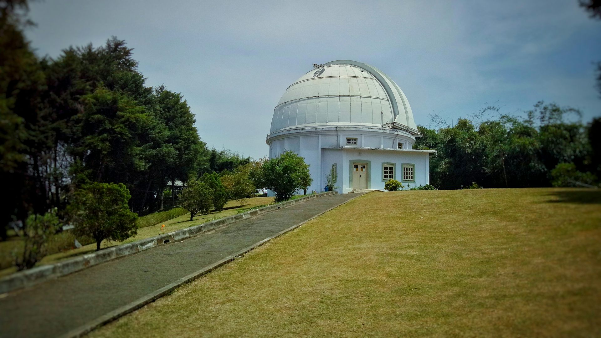 Astronomi, Bosscha, arekologi, prasasti.