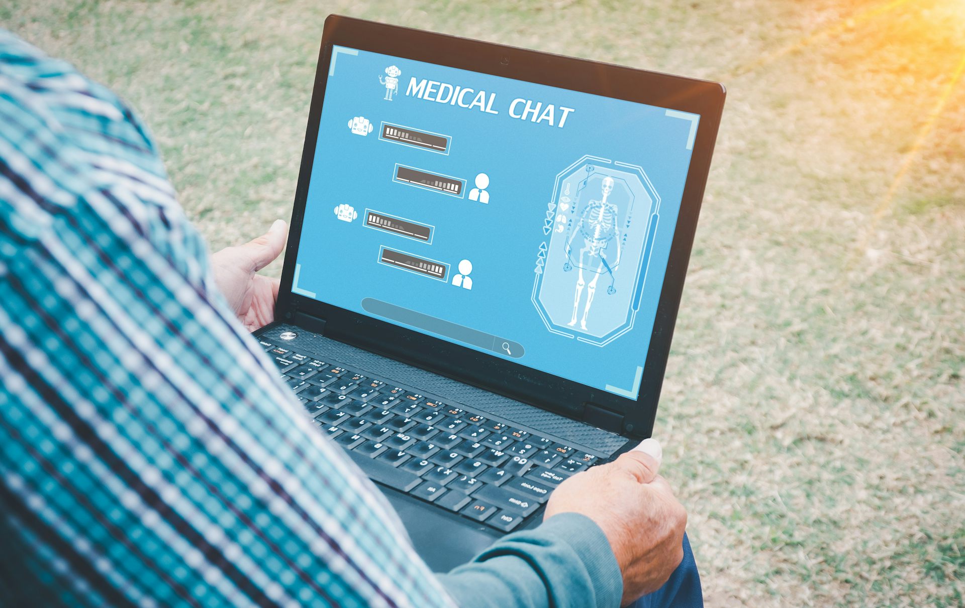 Photo d’une personne utilisant un ordinateur portable pour discuter avec un chatbot médical basé sur l'IA.