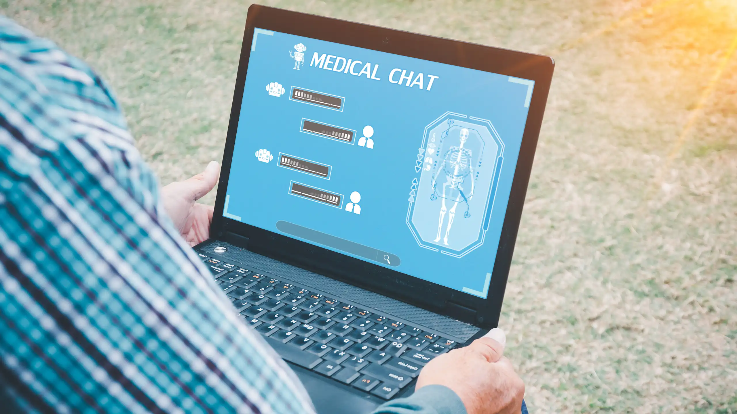 Photo d’une personne utilisant un ordinateur portable pour discuter avec un chatbot médical basé sur l'IA.