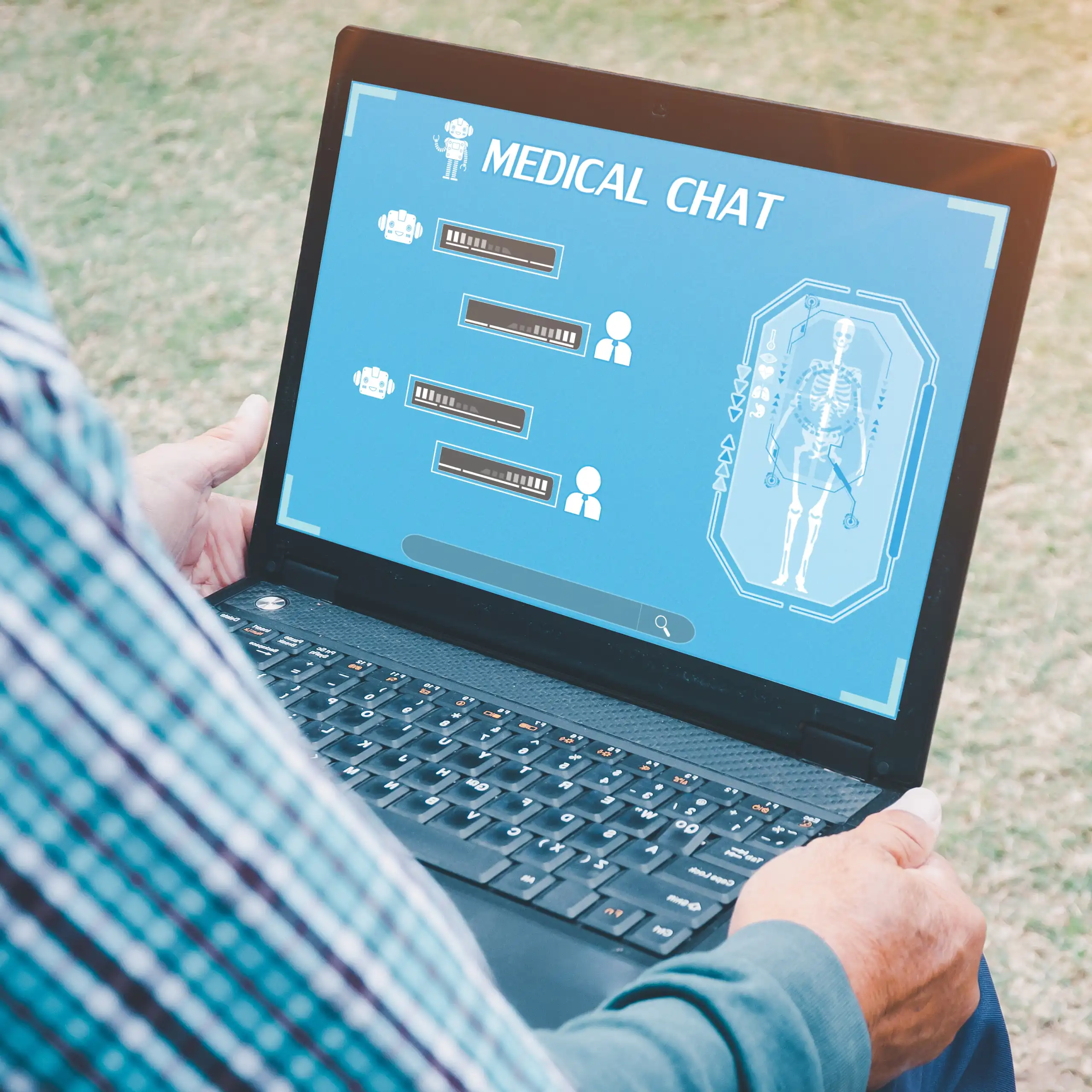 Photo d’une personne utilisant un ordinateur portable pour discuter avec un chatbot médical basé sur l'IA.