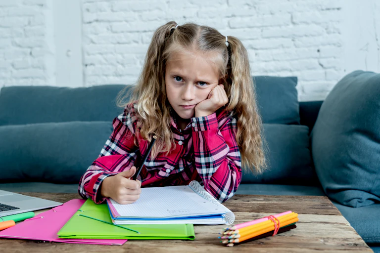 Une petite fille récalcitrante qui apprend une leçon.