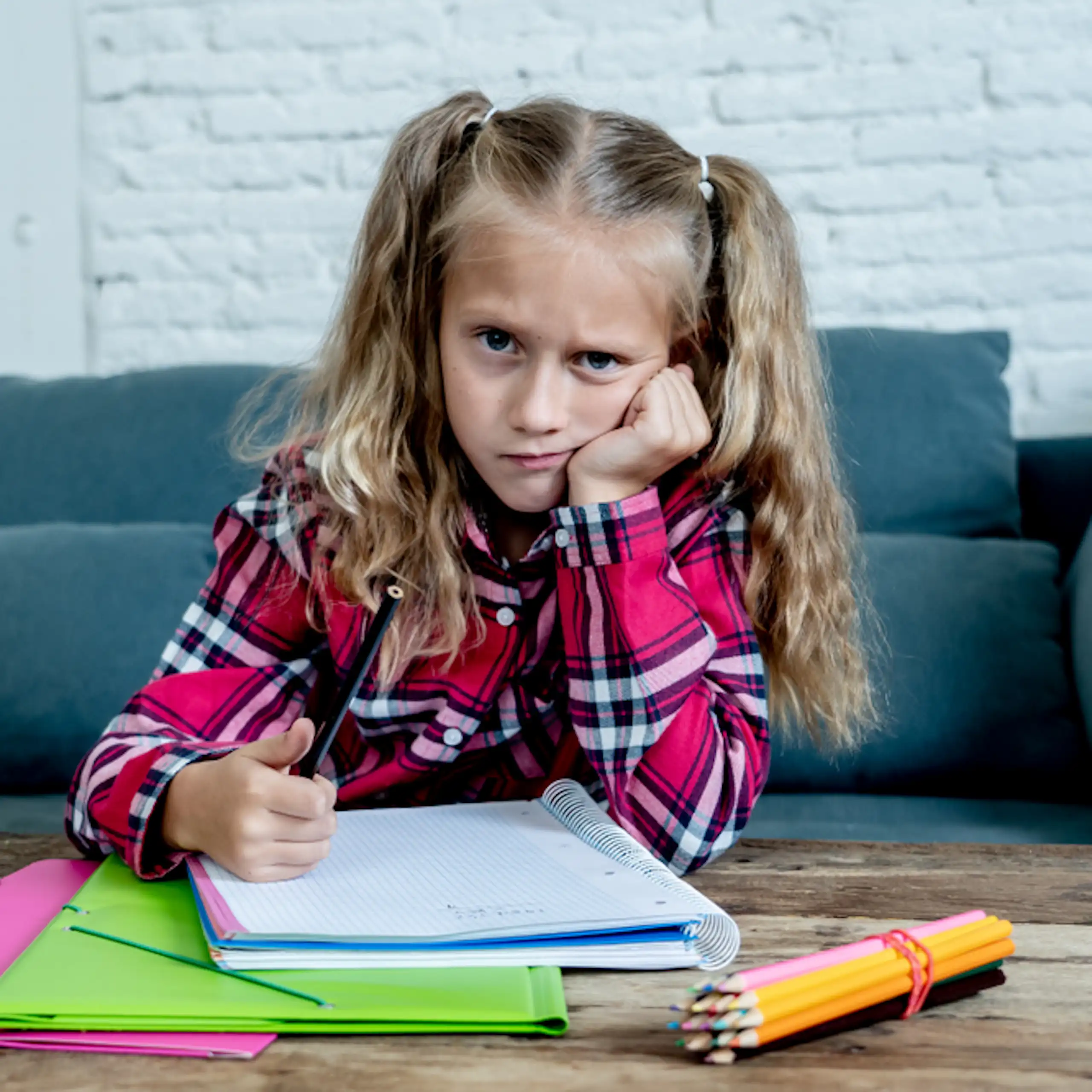Une petite fille récalcitrante qui apprend une leçon.