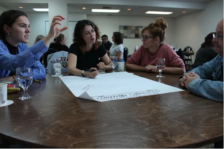 Des gens parlent assis à une table
