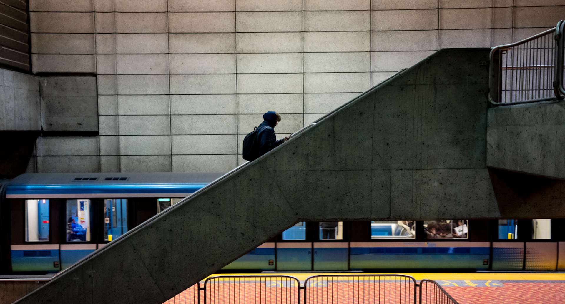 Un homme monte l’escalier d’une station du métro de Montréal