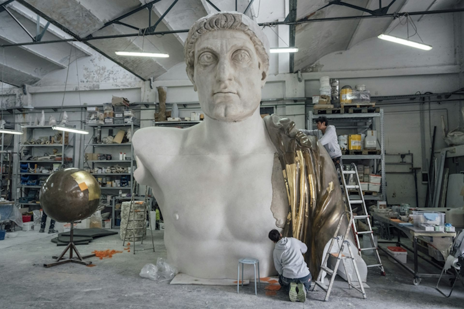 Varios trabajadores están trabajando en la reconstrucción de la colosal escultura del emperador romano.