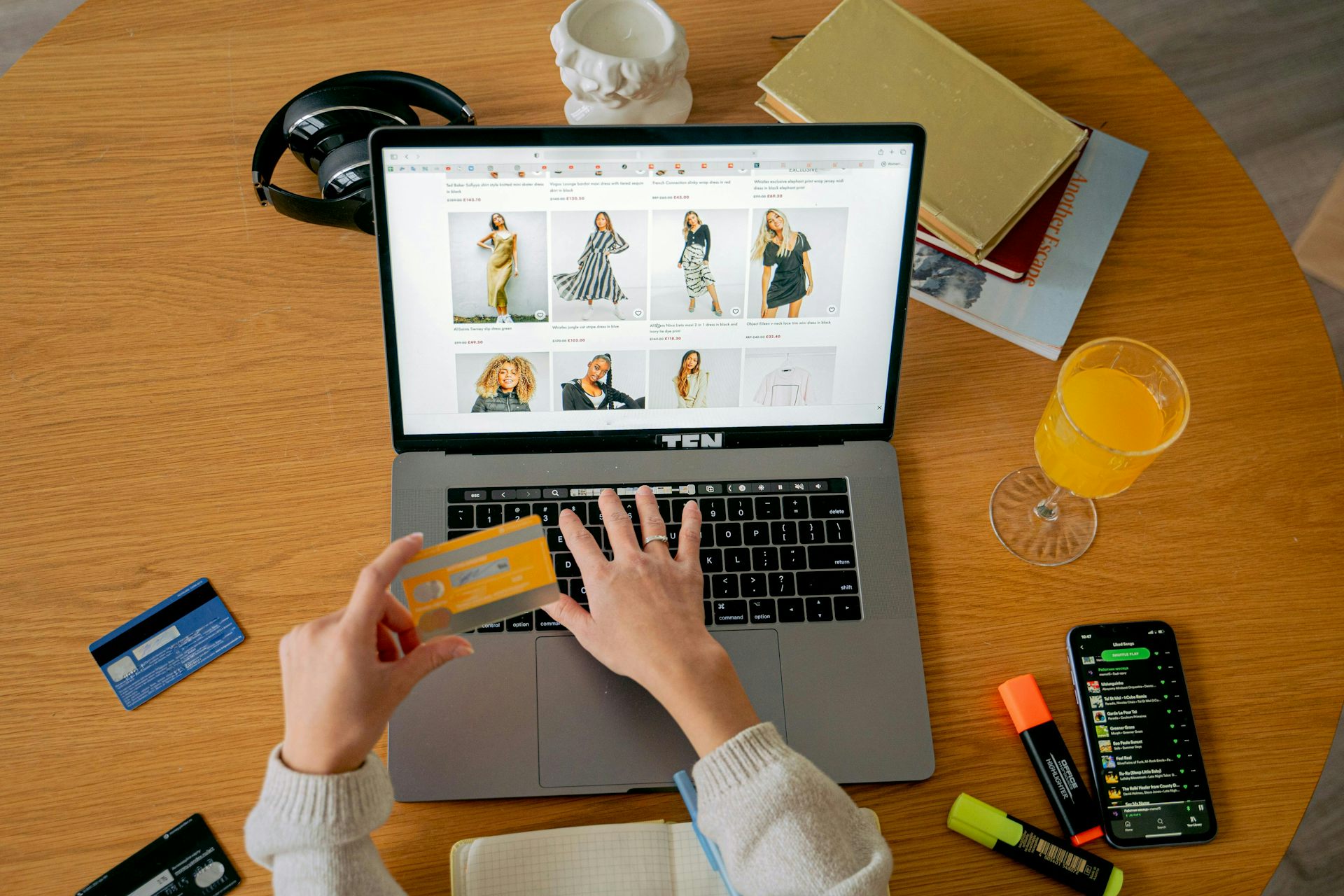 AI Transforms Fashion Pricing Through Dynamic Personalization