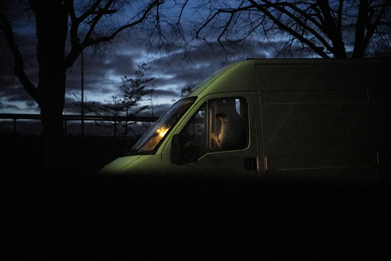 Un personne vendant des services sexuels attend un client dans sa camionnette aux abords du bois de Vincennes en 2024