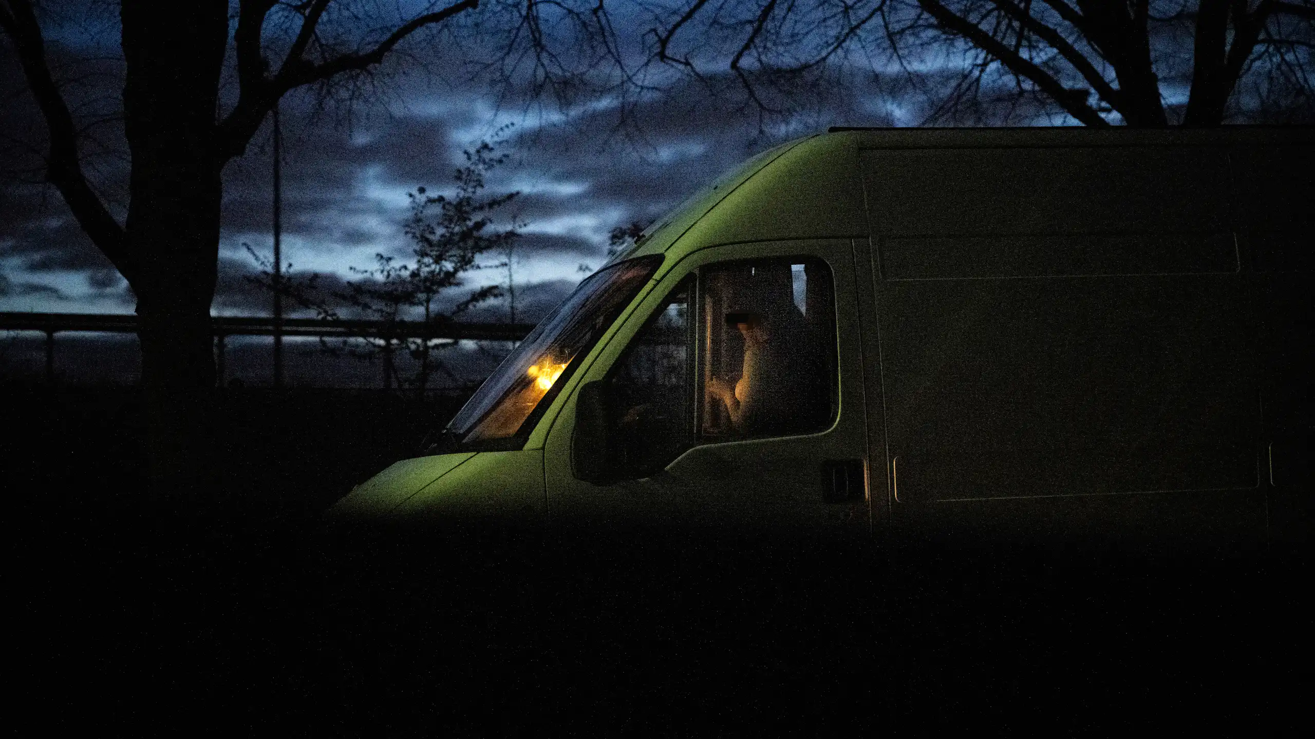 Un personne vendant des services sexuels attend un client dans sa camionnette aux abords du bois de Vincennes en 2024