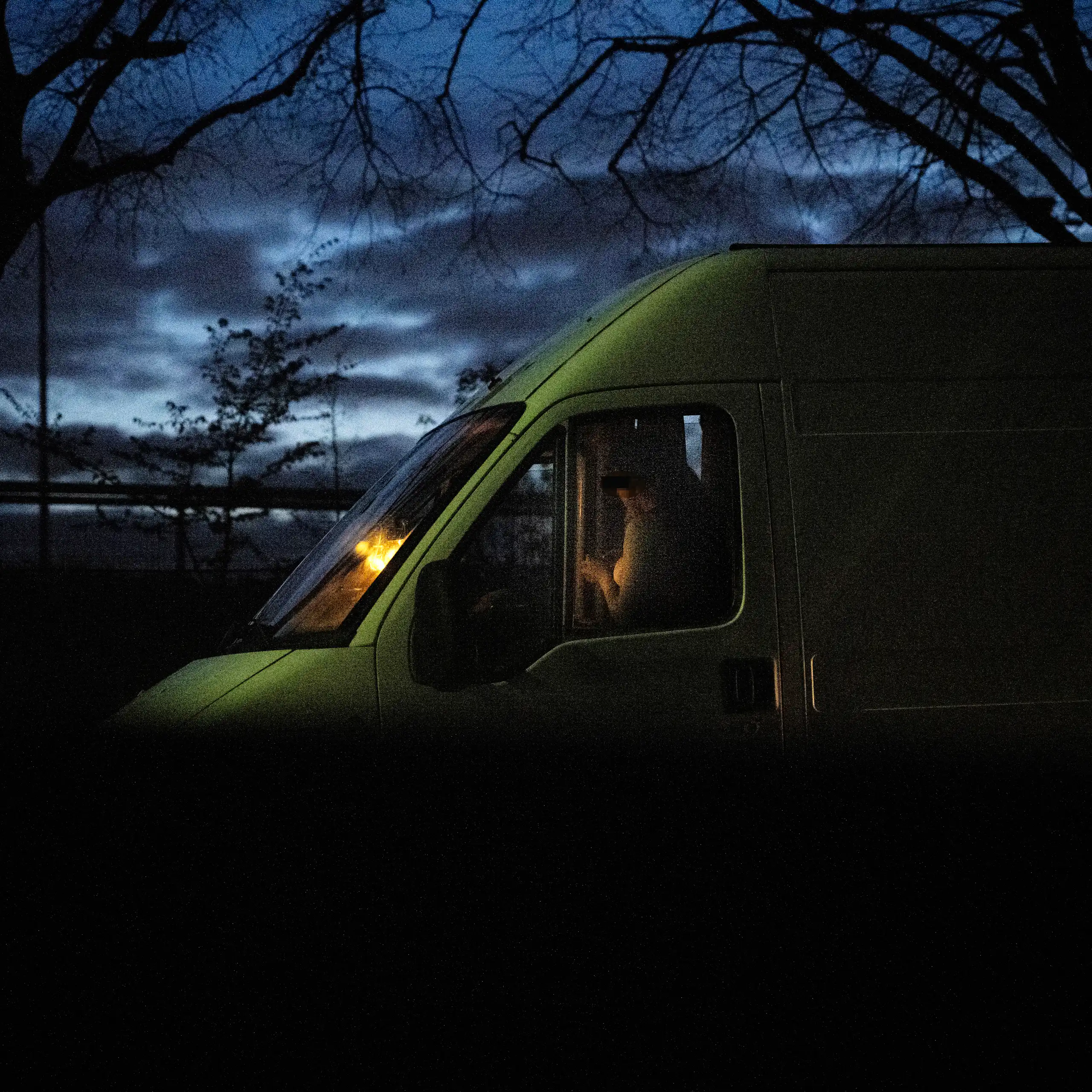 Un personne vendant des services sexuels attend un client dans sa camionnette aux abords du bois de Vincennes en 2024