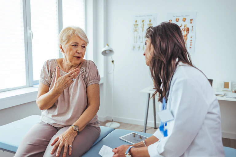 Una mujer mayor en la consulta de una doctora