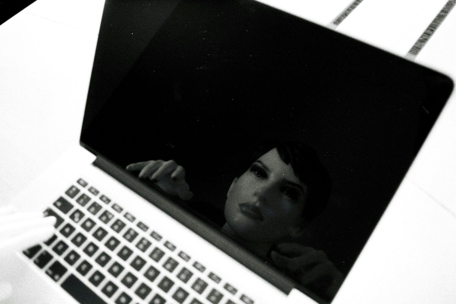 Travailleuse du sexe sur son ordinateur