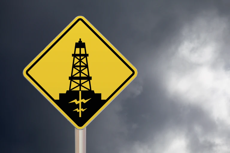 Señal con el símbolo de una torre extrayendo gas