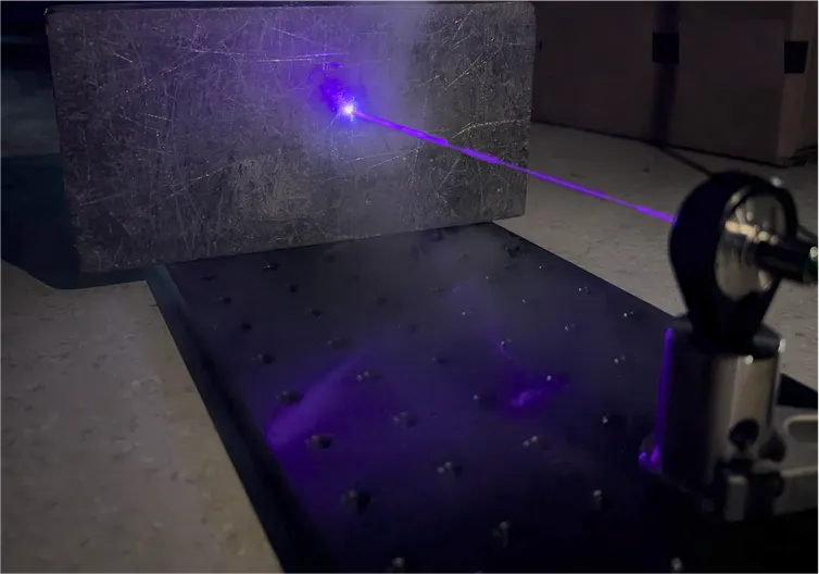 El uso de núcleos atómicos podría permitir a los científicos leer la hora con mayor precisión que nunca: lo que esta investigación podría significar para los relojes futuros 1 El rayo láser incide sobre el material opaco.