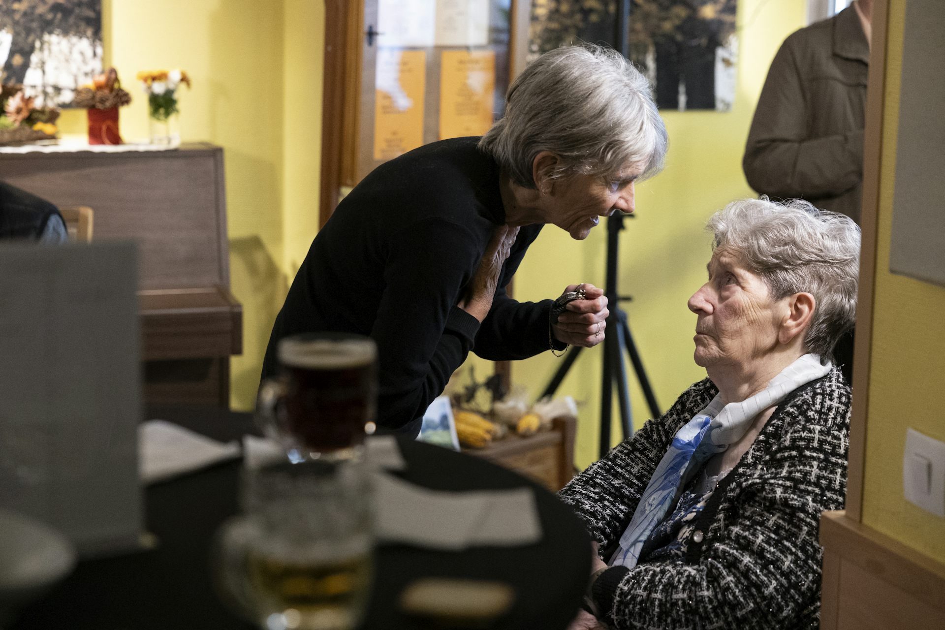 Discussion en 2025 à Kunheim (est de la France), dans une maison de retraite qui a obtenu une licence de débit de boissons et ouvert un bar afin de favoriser les liens sociaux. 